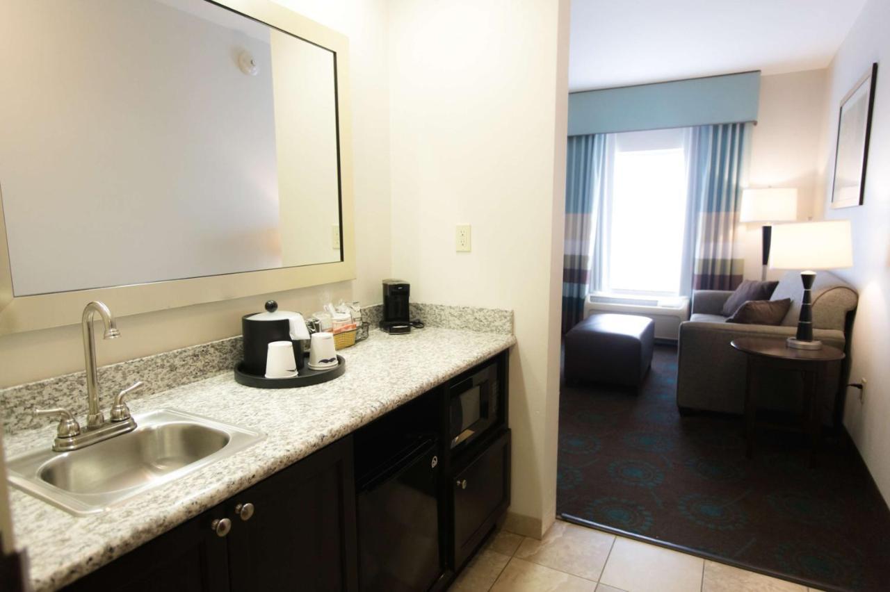 Hampton Inn & Suites Middlebury Экстерьер фото