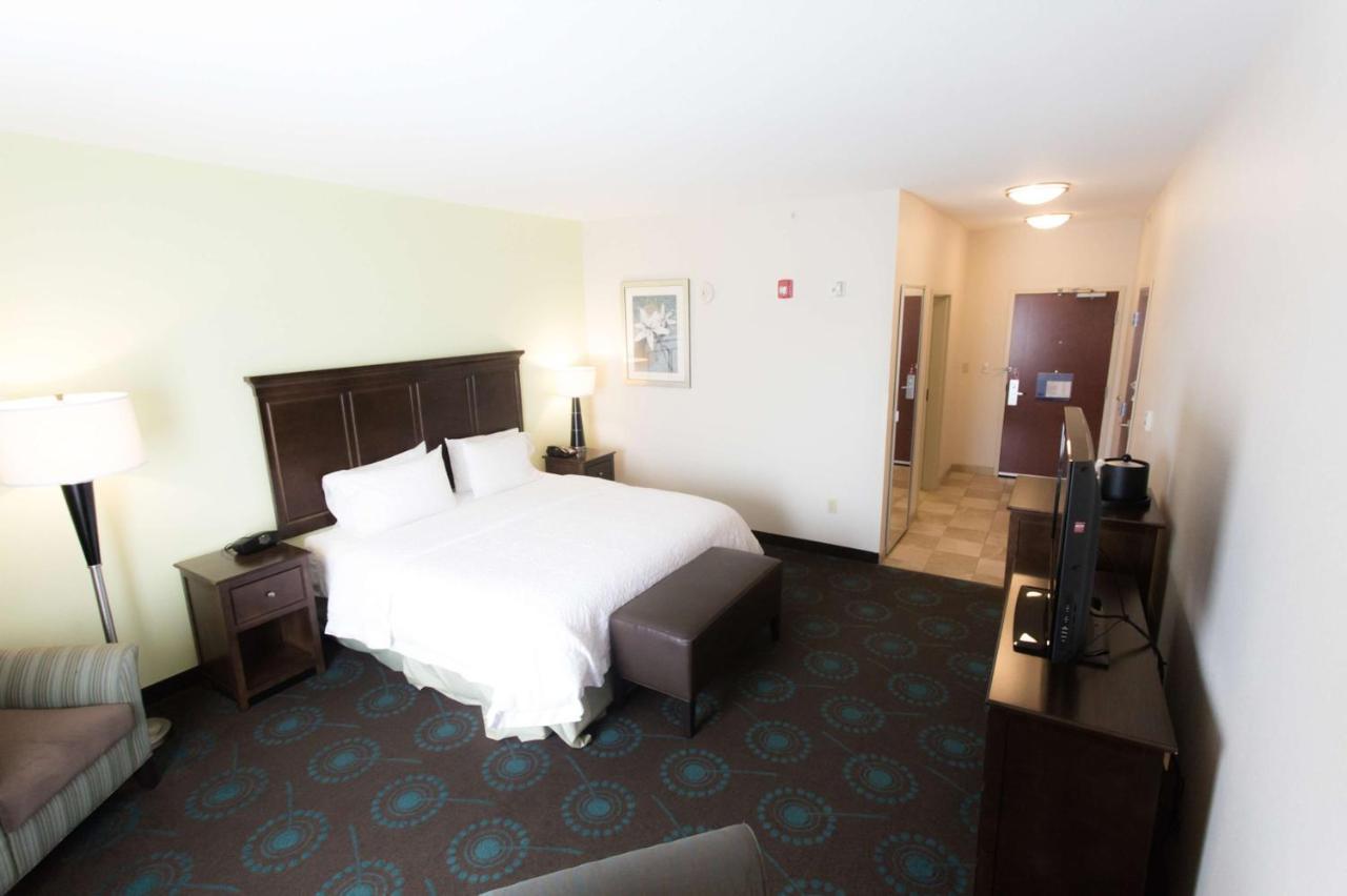 Hampton Inn & Suites Middlebury Экстерьер фото
