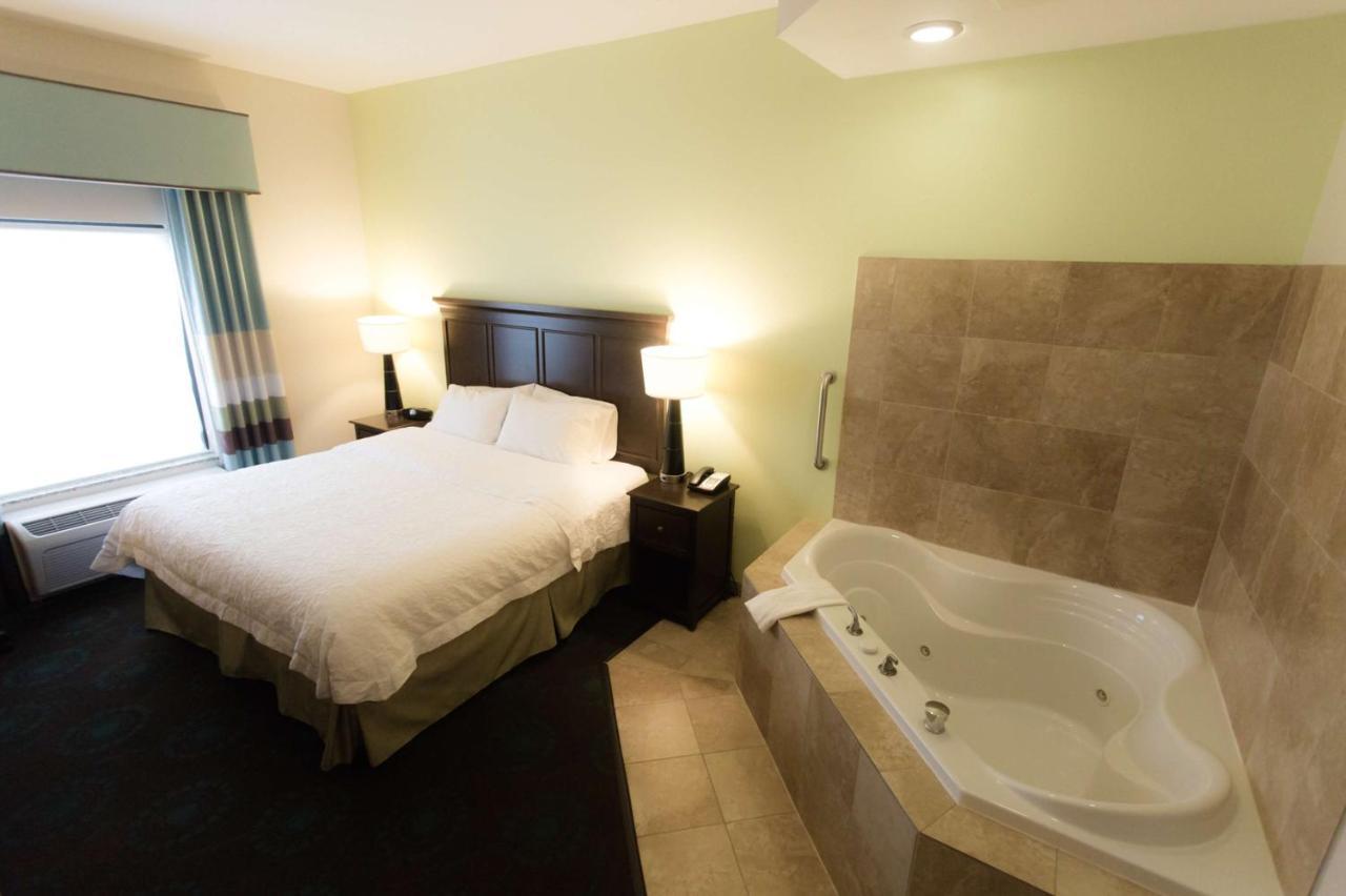 Hampton Inn & Suites Middlebury Экстерьер фото