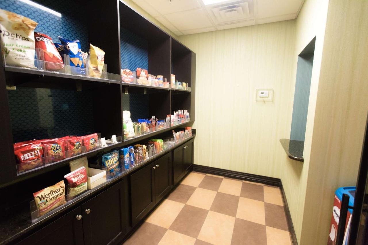 Hampton Inn & Suites Middlebury Экстерьер фото