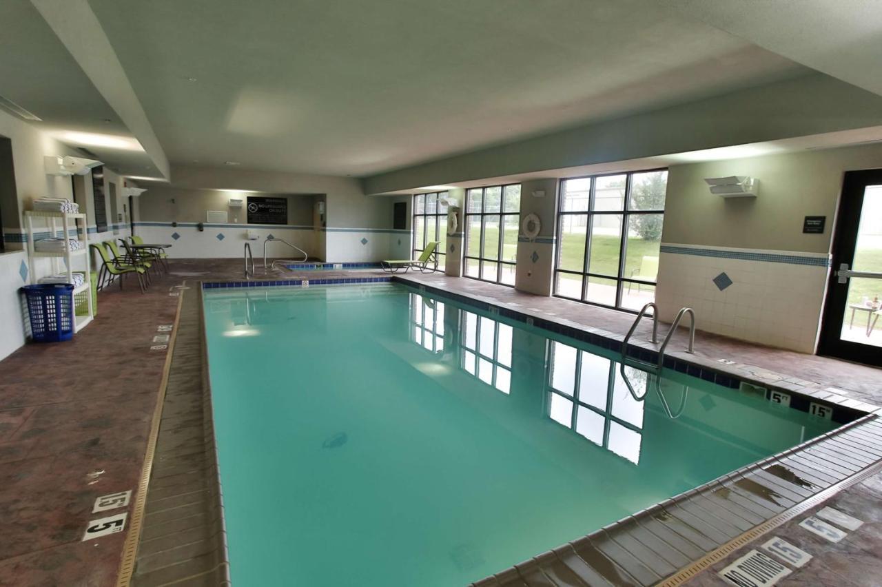 Hampton Inn & Suites Middlebury Экстерьер фото