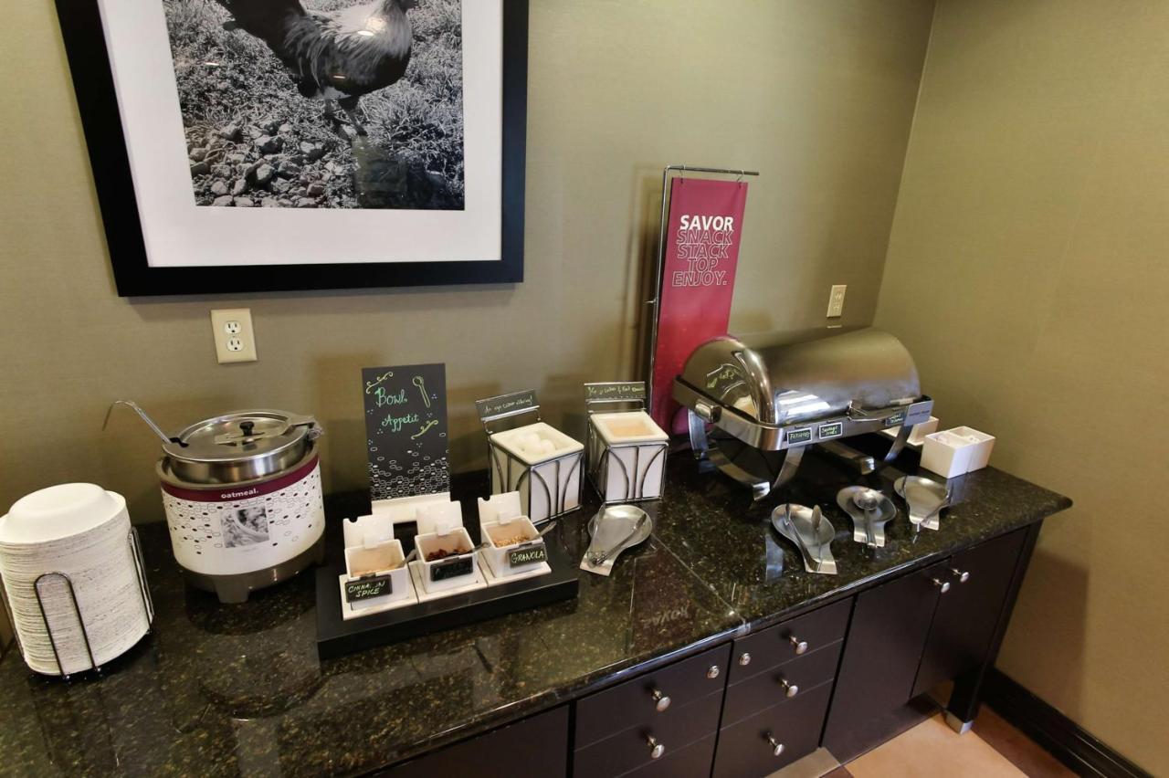 Hampton Inn & Suites Middlebury Экстерьер фото