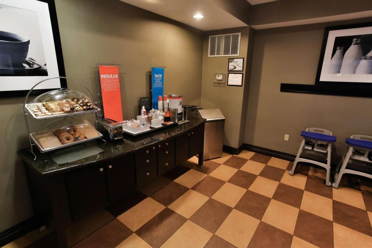 Hampton Inn & Suites Middlebury Экстерьер фото