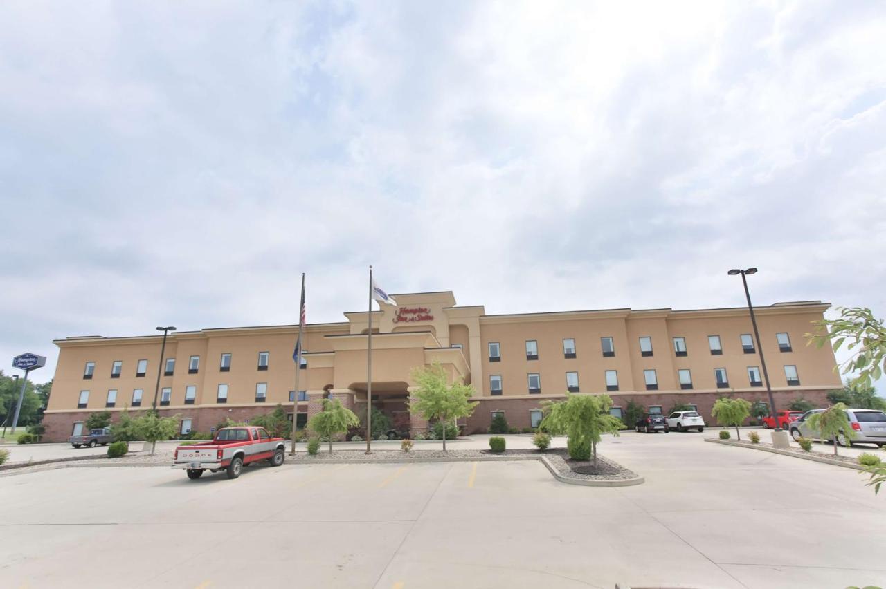 Hampton Inn & Suites Middlebury Экстерьер фото