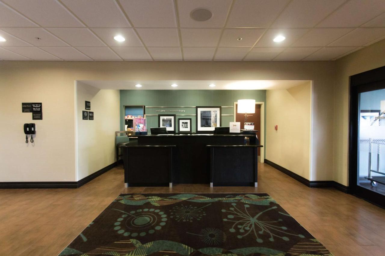 Hampton Inn & Suites Middlebury Экстерьер фото