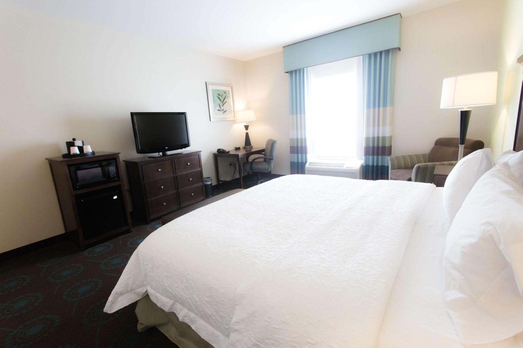 Hampton Inn & Suites Middlebury Экстерьер фото