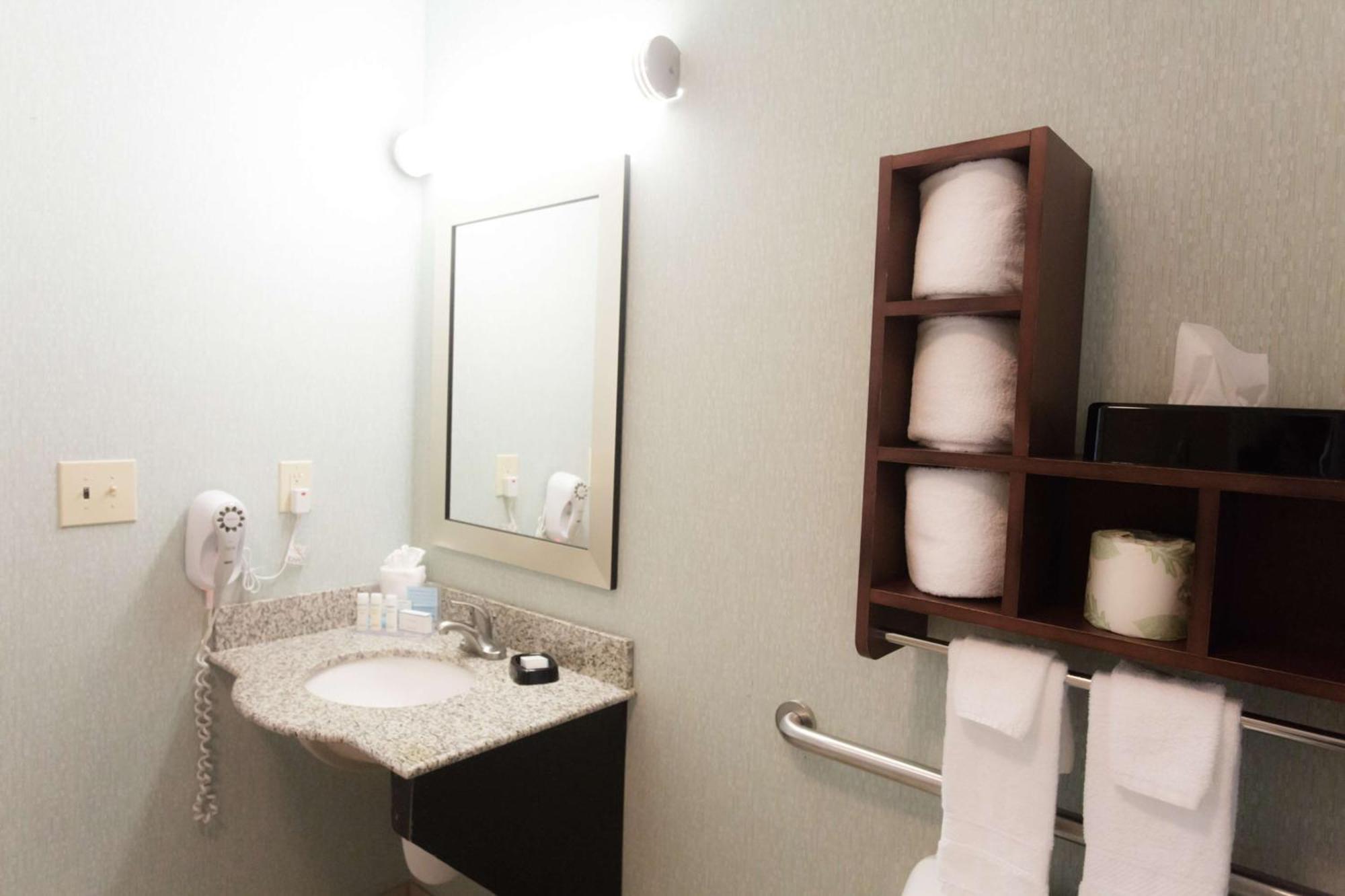 Hampton Inn & Suites Middlebury Экстерьер фото