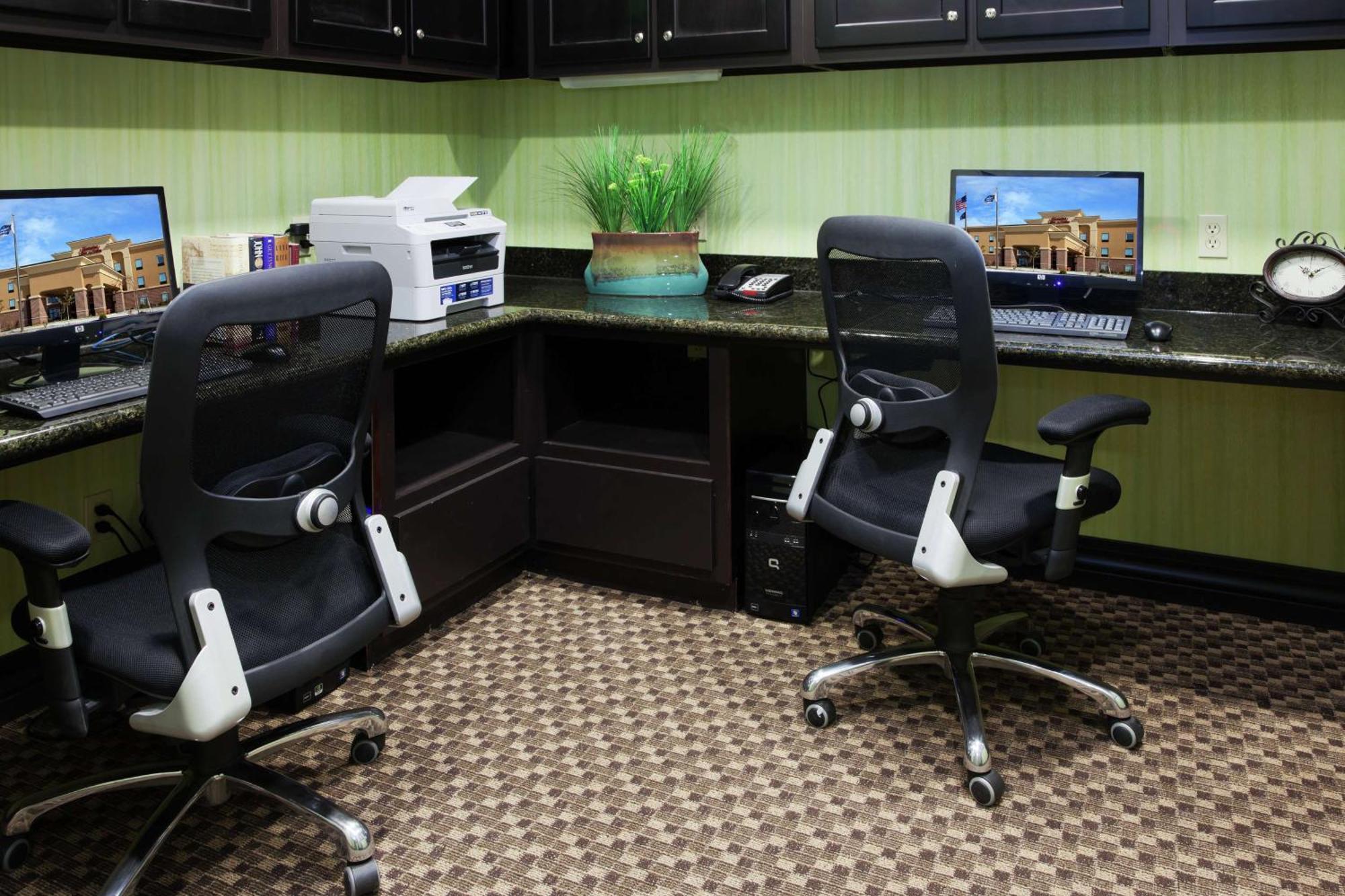 Hampton Inn & Suites Middlebury Экстерьер фото