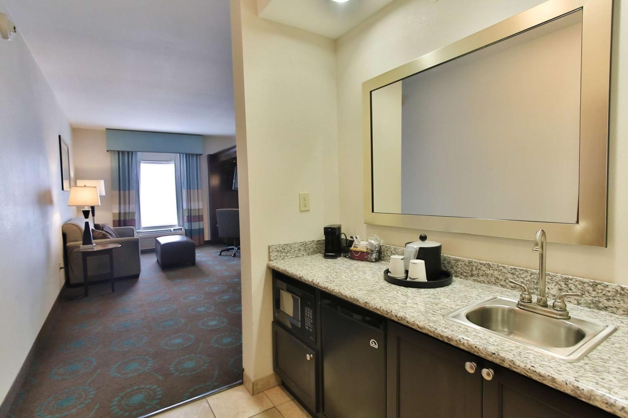 Hampton Inn & Suites Middlebury Экстерьер фото