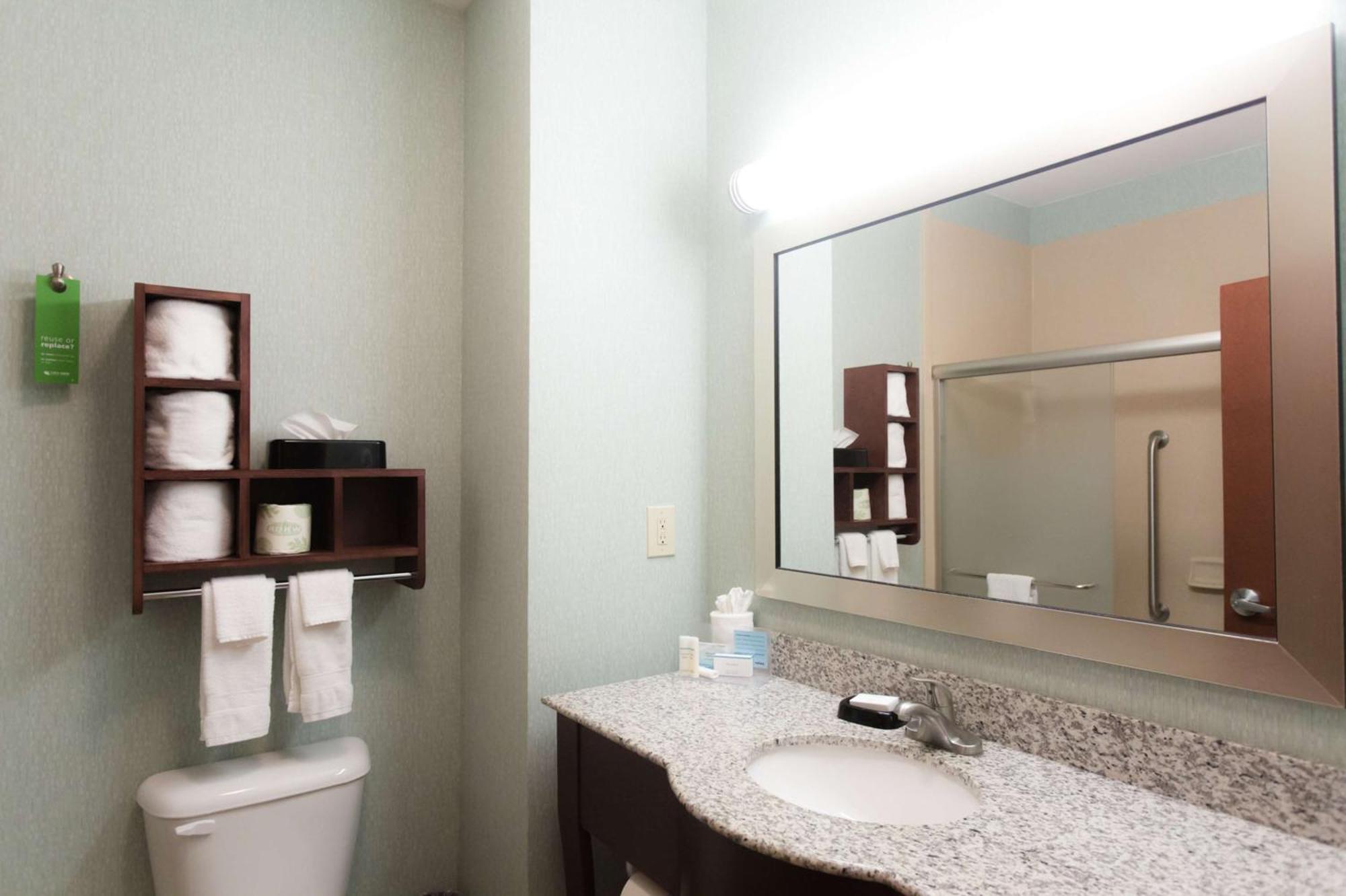 Hampton Inn & Suites Middlebury Экстерьер фото